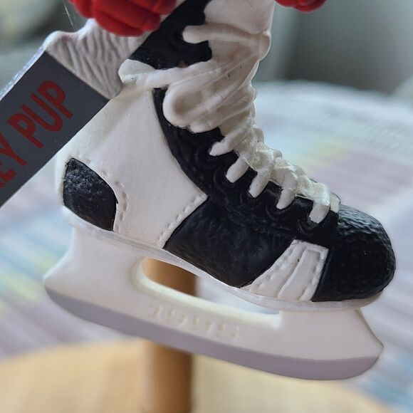 Vintage Hallmark Keepsake Ornament Hockey Pup Dog Skating Hockey Stick 1995 - Picture 4 of 10